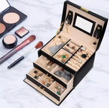 Cargar imagen en el visor de la galería, Joyero De 3 Niveles En Cuero Ecológico Con Llave Y Espejo Negro, Blanco y Pink.